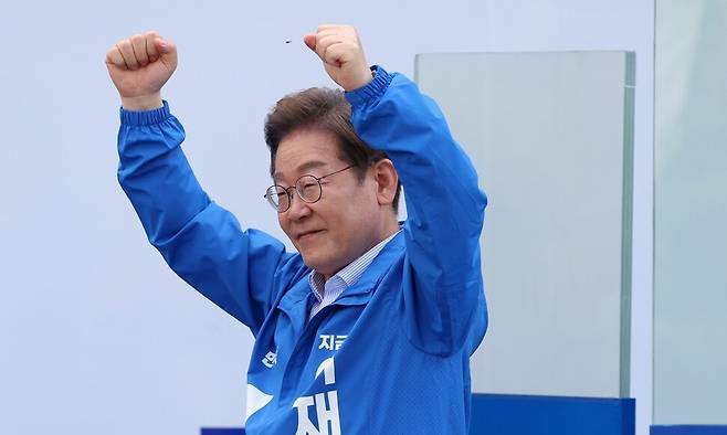 이재명 더불어민주당 대통령 후보가 20일 경기 고양 일산문화광장에서 유세를 마친 후 시민들에게 인사하고 있다. 공동취재사진