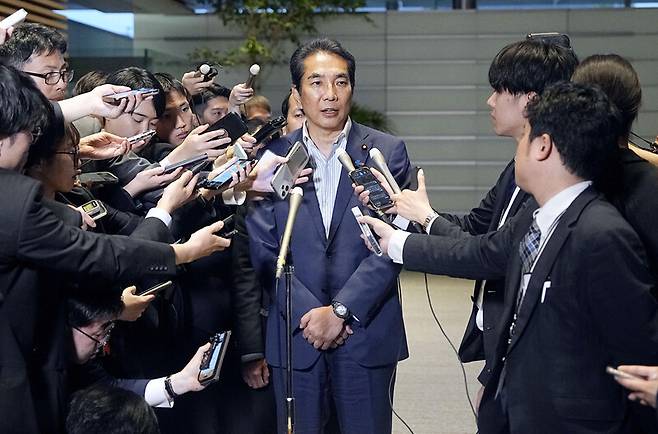 에토 다쿠 일본 농림수산상이 지난 19일 일본 도쿄 총리 관저 앞에서 기자들의 질문에 답하고 있다. 교도통신 연합뉴스