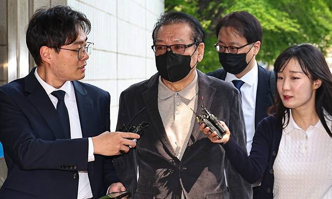 청탁금지법 위반 혐의를 받는 ‘건진법사’ 전성배씨가 12일 자신의 불법 정치자금 수수 혐의 2차 공판이 열린 서울남부지법에 출석하고 있다. 공동취재사진