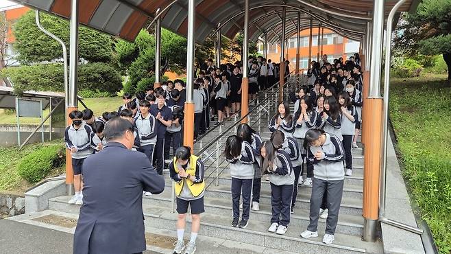 형석고 김병기 교장과 학생들이 절을 나누고 있다. 오윤주 기자