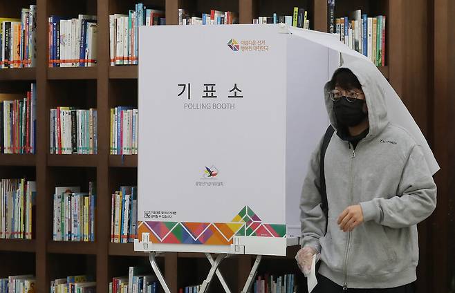 제20대 대통령선거 투표일인 2022년 3월9일 오전 서울 강남구 국립어린이청소년도서관에 마련된 기표소에서 유권자가 투표를 마치고 나서고 있다. 한겨레 신소영 기자