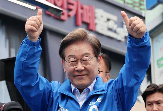 이재명 더불어민주당 대선 후보가 20일 경기 의정부시 태조 이성계상 인근에서 열린 유세에서 연설을 마친 뒤 시민들을 향해 인사하고 있다. 뉴시스