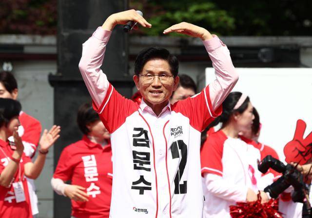 김문수 국민의힘 대선 후보가 20일 서울 서초구 고속버스터미널 앞 광장에서 유세를 하고 있다. 뉴시스