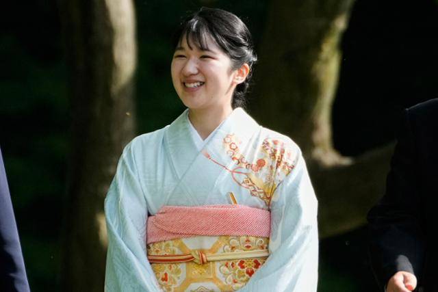 나루히토 일왕의 자녀 아이코 공주가 지난달 22일 도쿄 아사카사 고쿄(황거) 정원에서 열린 행사에 참석해 미소 짓고 있다. 도쿄=로이터 연합뉴스