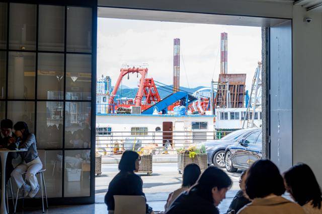 부산 모모스커피 영도점 출입구 밖에 부산항이 있다.