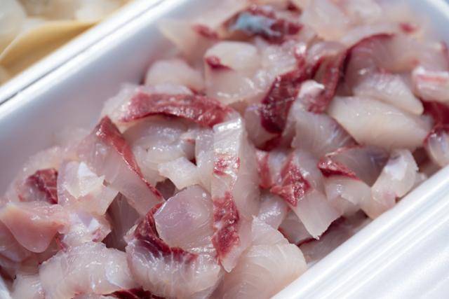 부산 민락어민활어직판장에서 구입한 보리숭어. 왼쪽 아래 마름모꼴 모양 부위가 숭어밤이다.