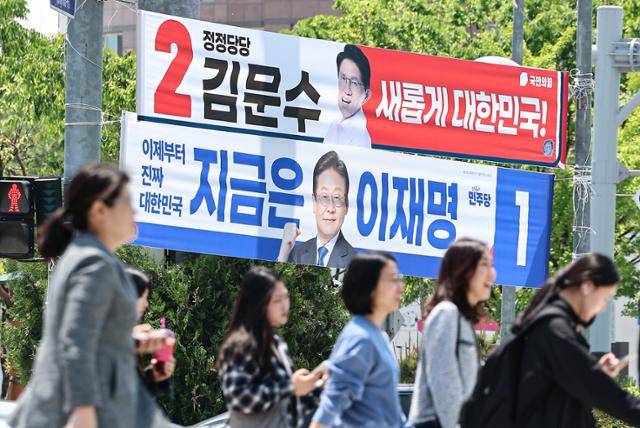 제21대 대통령 선거 공식 선거운동이 시작된 12일 서울 시내 한 거리에 이재명 더불어민주당 대선 후보와 김문수 국민의힘 대선 후보의 현수막이 걸려 있다. 뉴스1
