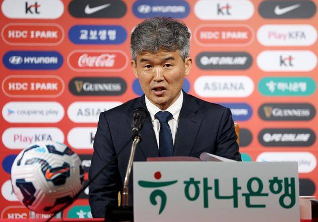 대한축구협회 제55대 집행부 김승희 전무이사가 21일 서울 종로구 축구회관에서 열린 기자간담회에서 취재진의 질문에 답하고 있다. 뉴시스