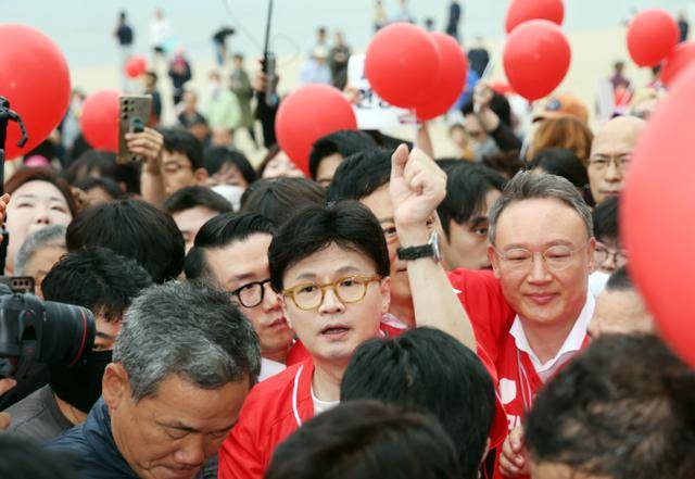 한동훈(앞줄 가운데) 전 국민의힘 대표가 20일 부산 수영구 광안리해수욕장 일대에서 시민들을 만나 같은 당의 김문수 대통령 선거 후보에 대한 지지를 호소하고 있다. 부산=뉴시스