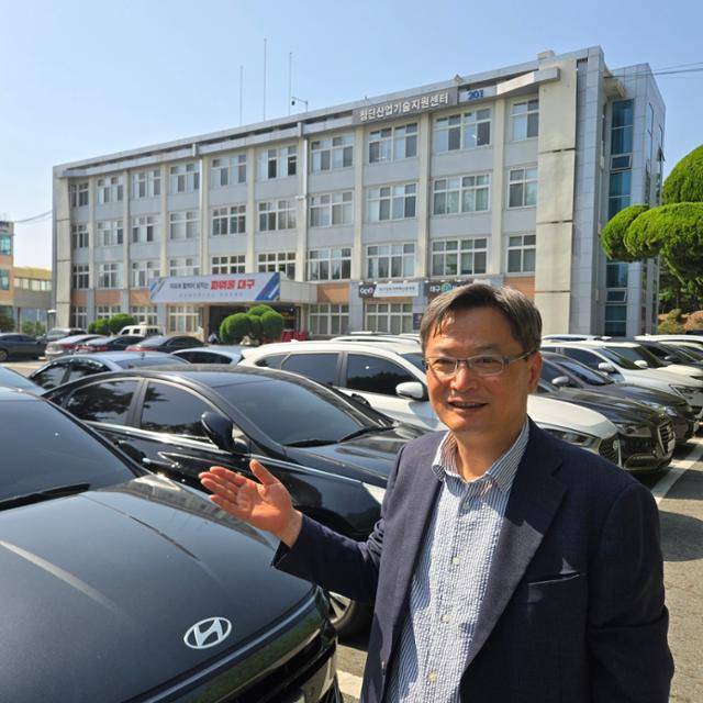 최운백 대구시 미래혁신성장실장이 '(가칭)고신뢰 반도체 개발지원센터'가 들어설 대구 도심융합특구 내 산격청사 201동을 가리키고 있다. 전준호 기자