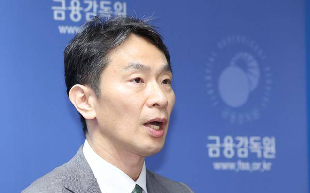 이복현 금융감독원장이 지난달 24일 서울 영등포구 금융감독원에서 MBK, 삼부토건 등 자본시장 현안 관련 브리핑을 하고 있다. 뉴시스