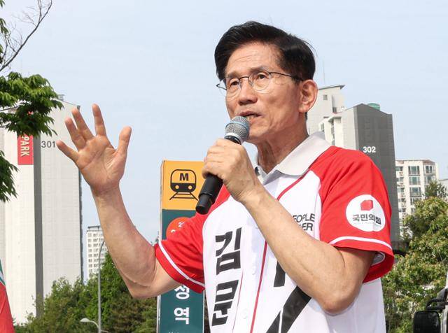 김문수 국민의힘 대선 후보가 21일 경기 파주시 야당동 새암공원에서 "더 편하게 더 든든하게"라는 이름으로 유세를 하며 지지를 호소하고 있다. 하상윤 기자