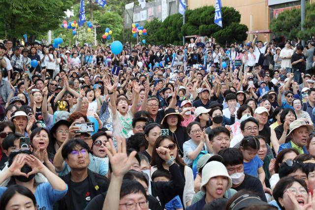 21일 인천 서구 롯데마트 청라점 앞에서 열린 이재명 더불어민주당 대선 후보의 유세에 참가한 지지자들이 이 후보의 등장에 환호하고 있다. 인천=고영권 기자