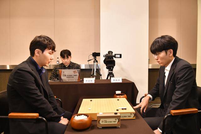 박정환 9단이 21일 경기 광주 곤지암리조트에서 열린 제30회 LG배 조선일보 기왕전 본선 16강에서 신진서 9단과 대국을 하고 있다. 한국기원 제공