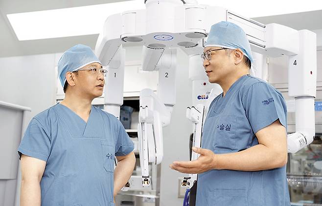분당차병원 부인암센터 이정훈 교수(왼쪽)와 박현 교수가 부인암 단일공 로봇수술 기법에 관해 논의하고 있다. /김지아 헬스조선 객원기자