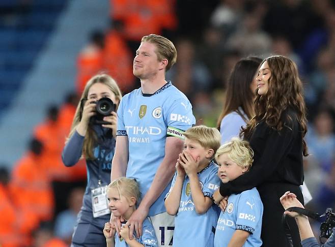 고별식에 참석한 더 브라위너 가족. 사진=로이터 연합뉴스