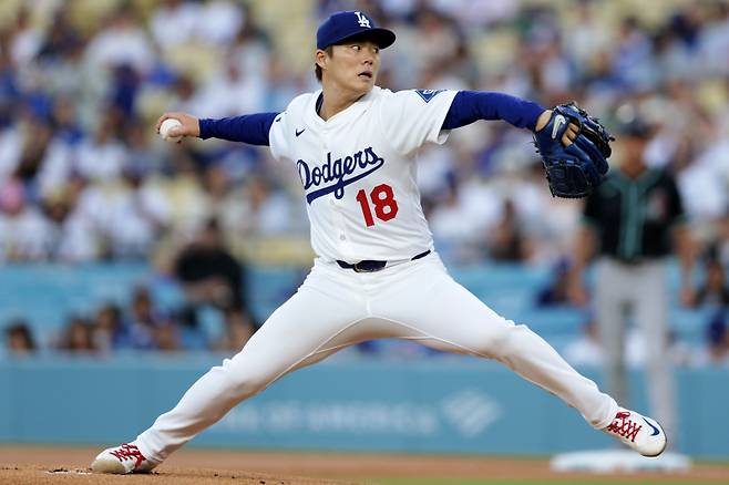 <yonhap photo-3221="">21일(한국시간) 애리조나와의 홈 경기에 선발 등판한 야마모토. [EPA=연합뉴스]</yonhap>