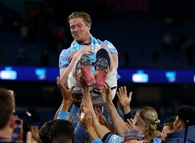 <yonhap photo-2188=""> Soccer Football - Premier League - Manchester City v AFC Bournemouth - Etihad Stadium, Manchester, Britain - May 20, 2025 Manchester City's Kevin De Bruyne is thrown in the air by teammates during a tribute after the match as he plays his last match at the Etihad Stadium Action Images via Reuters/Lee Smith EDITORIAL USE ONLY. NO USE WITH UNAUTHORIZED AUDIO, VIDEO, DATA, FIXTURE LISTS, CLUB/LEAGUE LOGOS OR 'LIVE' SERVICES. ONLINE IN-MATCH USE LIMITED TO 120 IMAGES, NO VIDEO EMULATION. NO USE IN BETTING, GAMES OR SINGLE CLUB/LEAGUE/PLAYER PUBLICATIONS. PLEASE CONTACT YOUR ACCOUNT REPRESENTATIVE FOR FURTHER DETAILShttps://isplus.com/2025-05-21 06:43:52/ <저작권자 ⓒ 1980-2025 ㈜연합뉴스. 무단 전재 재배포 금지, AI 학습 및 활용 금지></yonhap>