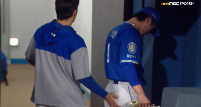 9회 말 동점을 허용하고 더그아웃으로 돌아온 이호성을 토닥이는 원태인. MBC스포츠+/티빙 중계화면 캡쳐