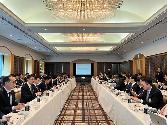 송영상 산업통상자원부 철강세라믹과장과 나베시마 마나부 일본 경제산업성 과장, 이경호 한국철강협회  상근부회장, 우치야마 슌이치 일본철강연맹 전무 등 양국 주요 철강업계 관계자들이 21일 일본 도쿄 뉴오타니 호텔에서 열린 '제 22차 한-일 민관철강회의'에 참석하고 있다. [사진=한국철강협회]