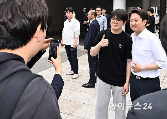 이준석 개혁신당 대선 후보가 21일 경기 성남시 가천대학에서 진행한 '학식먹자 이준석' 행사에서 학생들과 점심을 먹은 뒤 기념촬영을 하고 있다. [사진=곽영래 기자]