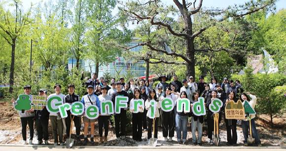 현대백화점 더현대 포레스트 조성 봉사활동. [사진=현대백화점]