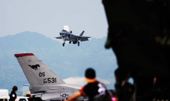 지난 10일 경기 평택에 위치한 주한미군 오산기지(K-55)에서 열린 '2025 오산 에어쇼'에서 전투기가 이륙하고 있다. [사진=연합뉴스]