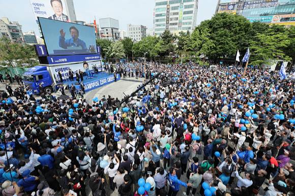 더불어민주당 이재명 대선 후보가 21일 인천광역시 부평역 북광장에서 열린 집중유세에서 인천 시민들에게 지지를 호소하고 있다. 2025.5.21 [공동취재] [사진=연합뉴스]
