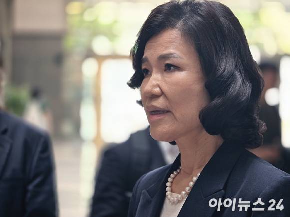 21일 오후 서울 송파구 한국인터넷진흥원(KISA) 가락청사에서 이진숙 방송통신위원장이 취재진과 만나 SK텔레콤 침해사고와 관련해 질의응답을 진행하고 있다. [사진=안세준 기자]