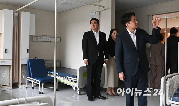 이준석 개혁신당 대선 후보가 21일 오후 경기 성남시의료원을 방문해 간담회를 마치고 의료원 내 빈 병상을 둘러보고 있다. [사진=곽영래 기자]