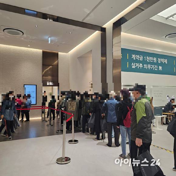 고척 푸르지오 힐스테이트 견본주택 내에서 내방객들이 유니트를 살펴보기 위해 줄을 서고 있다. 2025.05.09 [사진=이효정 기자 ]