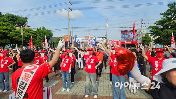 김문수 국민의힘 대선 후보 선거운동원들이 21일 오후 경기 동두천 지행역 광장에서 열린 현장 유세에 앞서 선거 캠페인을 펼치고 있다.  [사진=김보선 기자]