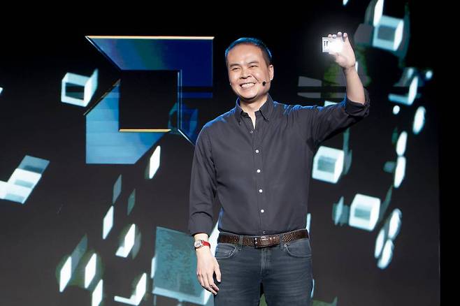 잭 후인(Jack Huynh) AMD 수석 부사장이 AMD 스레드리퍼 프로 9000 시리즈를 소개 중이다 / 출처=IT동아