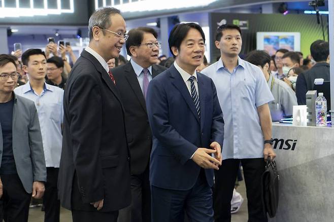 샘 천(Sam Chern) 글로벌 마케팅 부사장이 컴퓨텍스 MSI 부스를 찾은 라이칭더 대만 총통과 인사를 나누고 있다 / 출처=IT동아