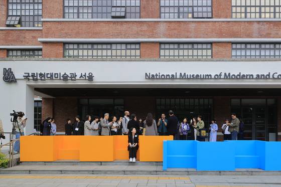 서울 국립현대미술관 출입구를 가로막은 색색의 긴 의자는 미국의 청각장애인 건축가 리처드 도허티의 작품이다. 수어 사용자들도 마주 앉아 대화할 수 있는 구조로 설계됐다. [연합뉴스]