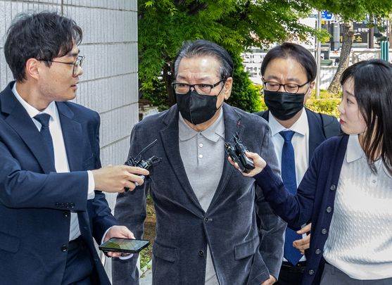 억대 불법 정치자금 수수 혐의로 불구속 기소 된 무속인 ‘건진법사’ 전성배씨가 지난 12일 서울 양천구 서울남부지방법원에서 열린 두 번째 공판에 출석하고 있다. [뉴스1]