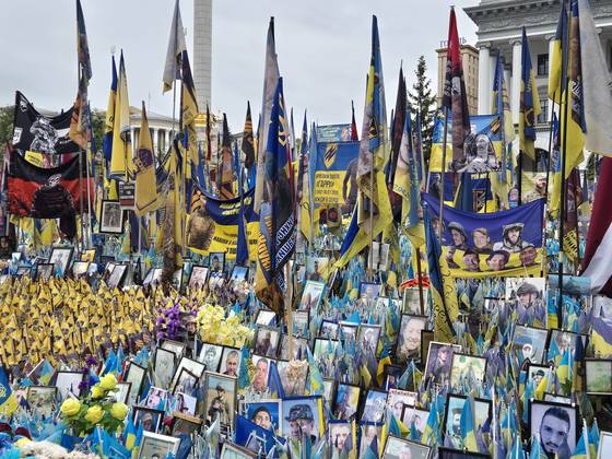 우크라이나 독립광장에 전몰장병의 유족들이 추모를 위해 꽂은 우크라이나 국기. 박현준 기자