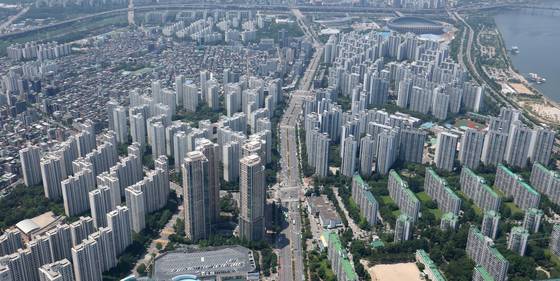 서울 송파구 서울스카이에서 바라본 아파트 단지 모습. 뉴스1