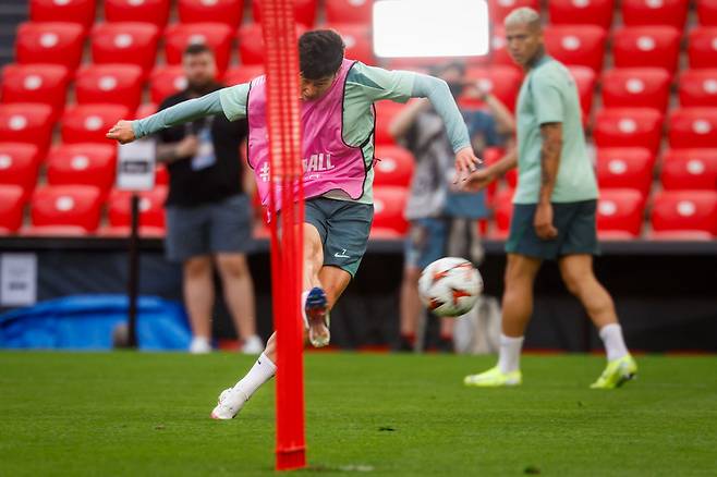 유로파리그 결승을 하루 앞두고 손흥민이 훈련 중 슈팅을 시도하고 있다. [AFP=연합뉴스]