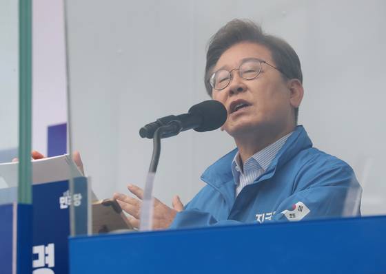 더불어민주당 이재명 대통령 후보가 20일 경기 의정부 태조이성계상 앞에서 열린 집중유세에 참석, 유권자들의 지지를 호소하고 있다. 김성룡 기자