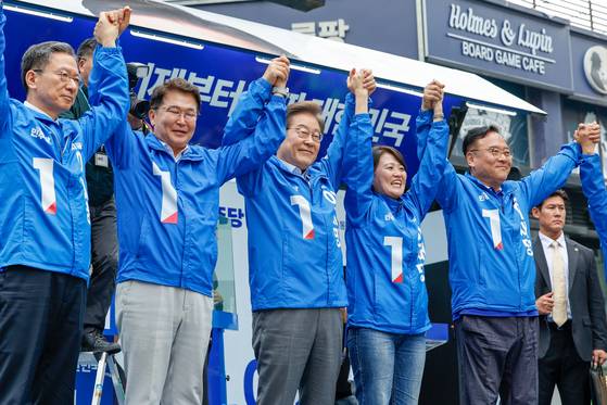 (의정부=뉴스1) 안은나 기자 = 이재명 더불어민주당 대통령 후보가 수도권 표심잡기에 나선 20일 경기 의정부시 로데오거리를 찾아 유세를 마친 뒤 인사하고 있다. 뉴스1