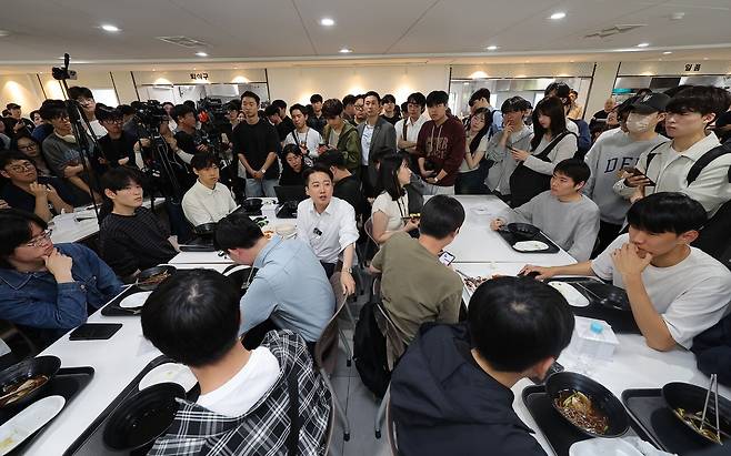 2025년 5월 14일 이준석 개혁신당 대선후보는 부산대 학생식당을 찾아갔다. 이 후보는 연금개혁 등에서 2030의 목소리를 대변하고 있다. [연합뉴스]