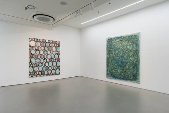 S2A에서 열리고 있는 기획전 '유영하는 선' 전시장 모습. 김미영 작가의 회화가 보인다. [사진 S2A]