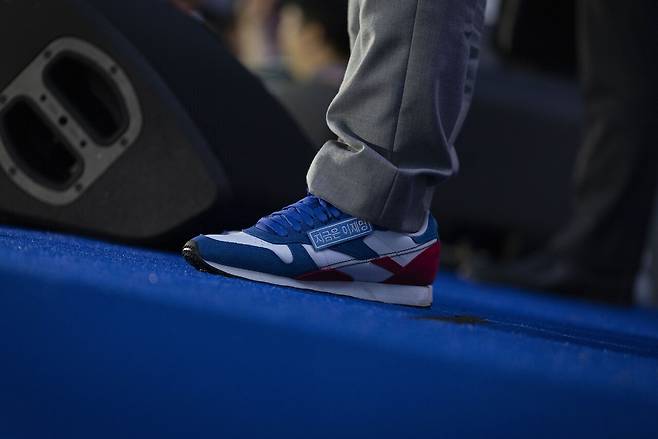 이재명 더불어민주당 대선후보가 지난 5월 15일 오후 전남 목포시 평화광장 원형상가 앞에서 열린 유세에서 발언하는가운데 이 후보의 신발에 ‘지금은 이재명’ 문구가 적혀 있다. 김성룡 기자