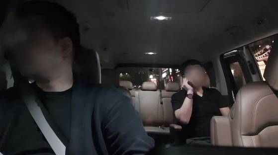 A씨는 운행 중에는 카메라를 전방으로 돌렸지만 택시에 타고 내리는 과정에서 일부 승객의 얼굴이 노출되기도 했다. 사진 유튜브 캡처