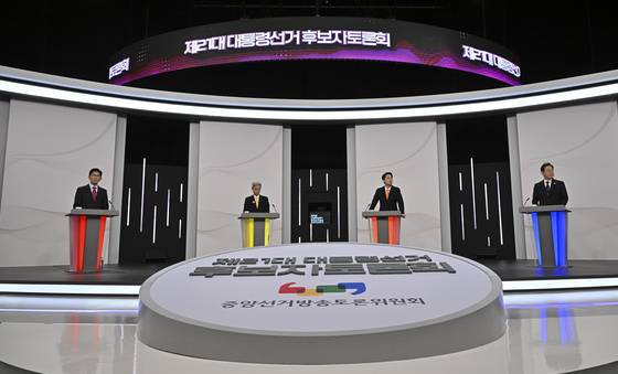 지난 18일 서울 마포구 SBS프리즘타워에서 열린 중앙선거방송토론위원회 주관 제21대 대통령선거 후보자 토론회에서 각 정당 대선 후보들이 준비를 하고 있다. 왼쪽부터 국민의힘 김문수, 민주노동당 권영국, 개혁신당 이준석, 더불어민주당 이재명 대선후보. 국회사진기자단