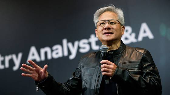젠슨 황 엔비디아 CEO가 21일 타이베이 만다린 오리엔탈 호텔에서 열린 '글로벌 미디어 Q&A' 행사에서 취재진 질문에 답하고 있다. 연합뉴스