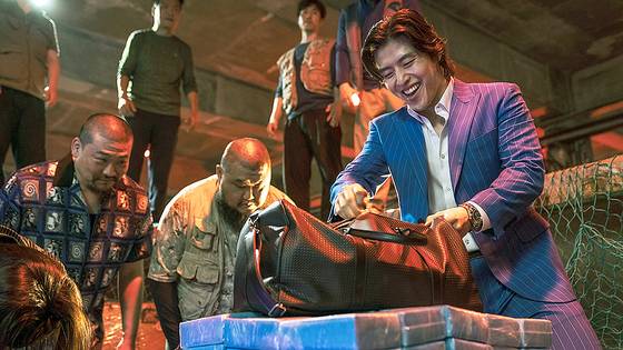 최근 300만 관객을 돌파하며 데뷔 30년 만에 흥행에 성공한 황병국 감독의 영화 ‘야당’. [사진 플러스엠엔터테인먼트]