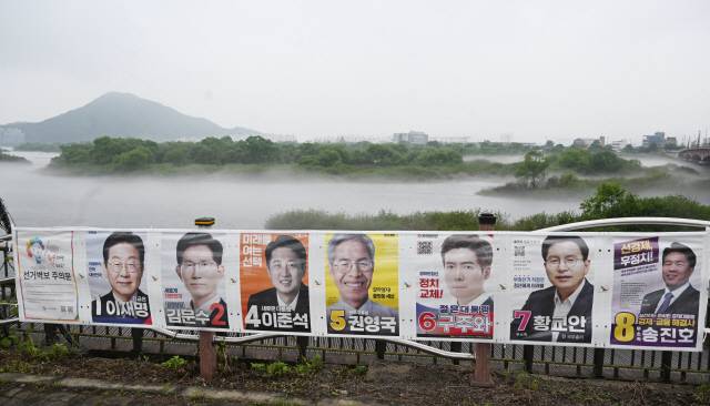 ▲ 제21대 대통령 선거가 2주 앞으로 다가온 20일 춘천 동면의 강변에 설치된 선거벽보 뒤로 물안개가 피어오르고 있다.  김정호 기자