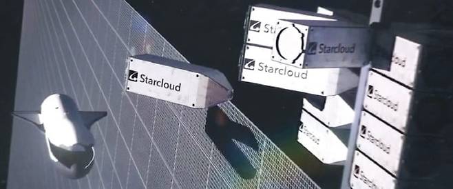 < 우주 에너지 된 태양광 > 미국 우주 스타트업 스타클라우드의 우주 데이터센터 상상도. 초대형 태양광 발전 모듈을 우주로 띄워 4GW급 서비스를 개시하겠다는 목표를 세웠다.  스타클라우드 제공